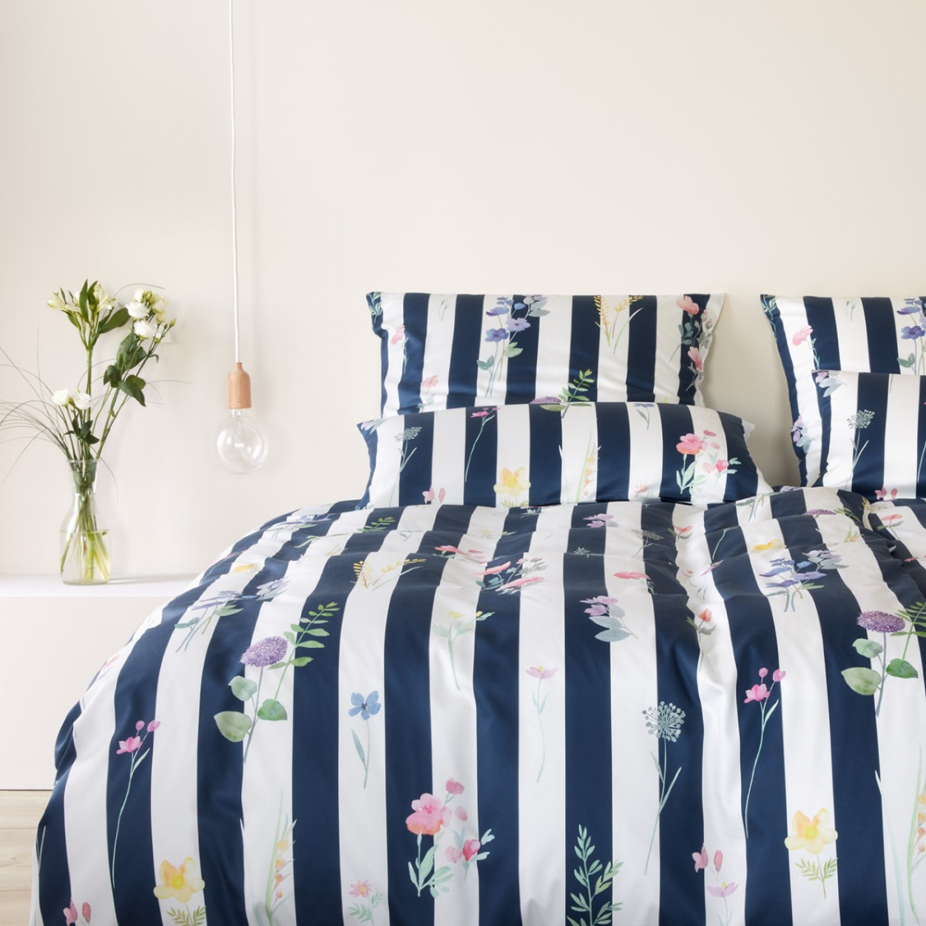 elegante Mako-Satin Bettwäsche 'Flowerstripe' 135 x 200 cm Marine